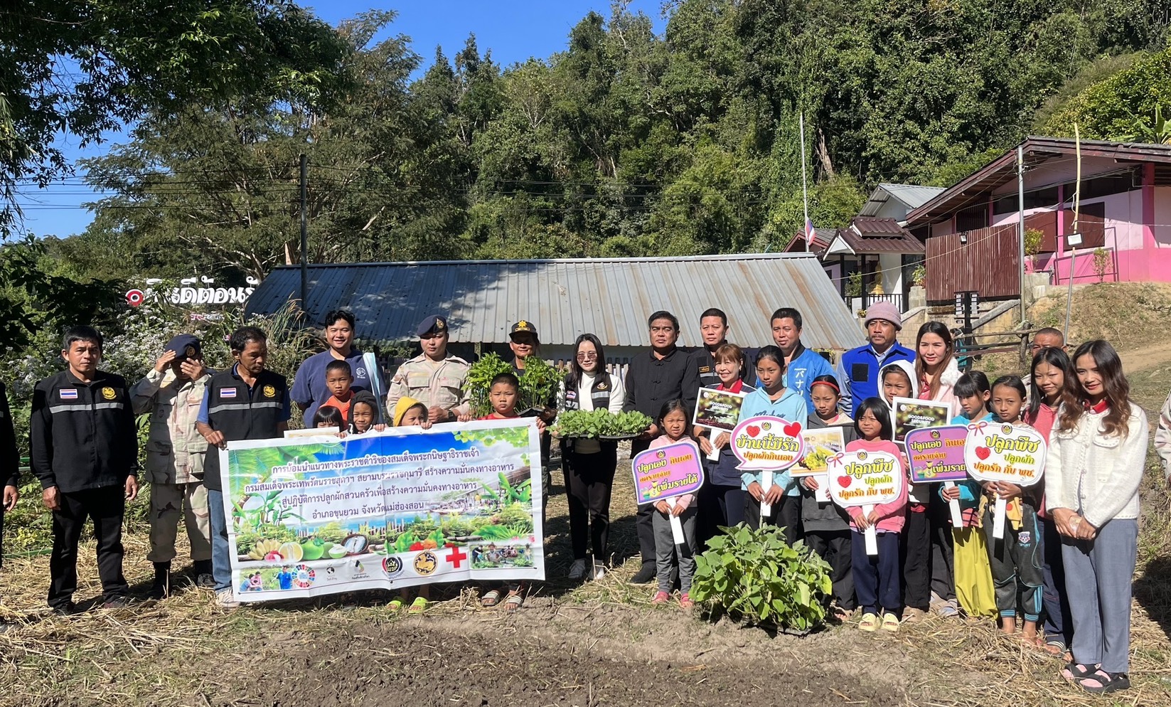 👩‍🌾🧄สำนักงานพัฒนาชุมชนอำเภอขุนยวมน้อมนำแนวพระราชดำริของสมเด็จพระกนิษฐาธิราชเจ้ากรมสมเด็จพระเทพรัตนราชสุดาฯสยามบรมราชกุมารี สู่การปฏิบัติ ปลูกผักสวนครัวเพื่อสร้างความมั่นคงทางอาหาร 👩‍🌾🧄