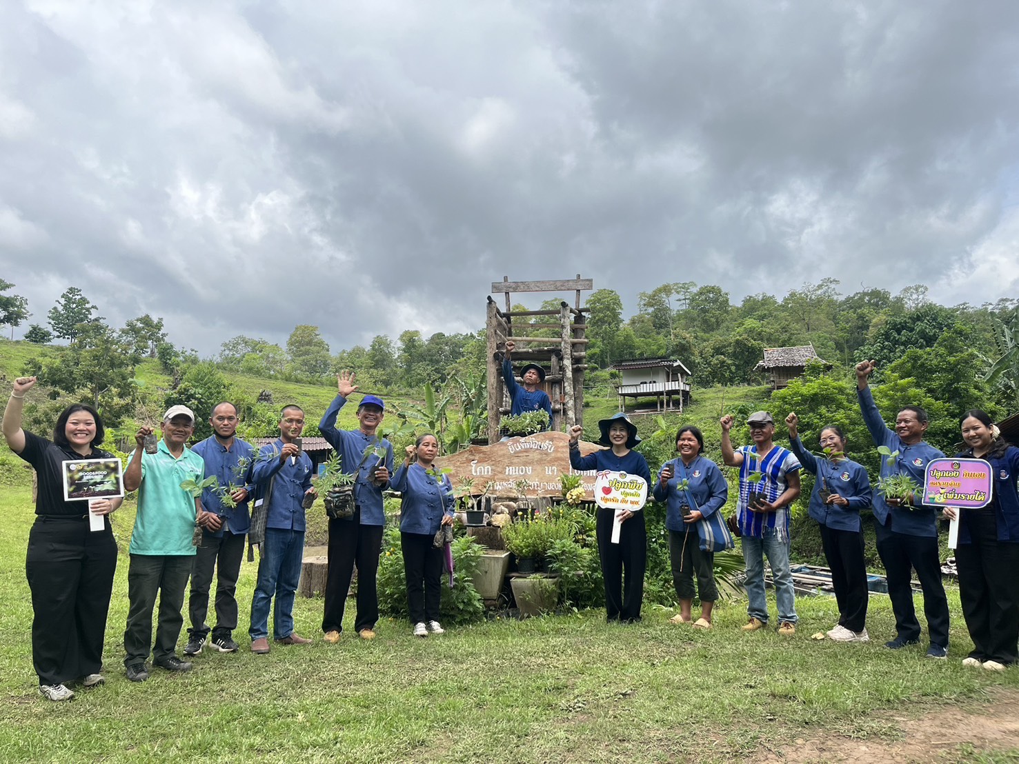 🌳 พช.ขุนยวมร่วมกับผู้ใหญ่บ้านและผู้นำชุมชนตำบลเมืองปอน ขับเคลื่อนกิจกรรม Quick Win 90 วัน ปลูกผักสวนครัว สร้างความมั่นคงทางอาหาร สู้วิกฤตด้วยวิถีพอเพียง 🌳