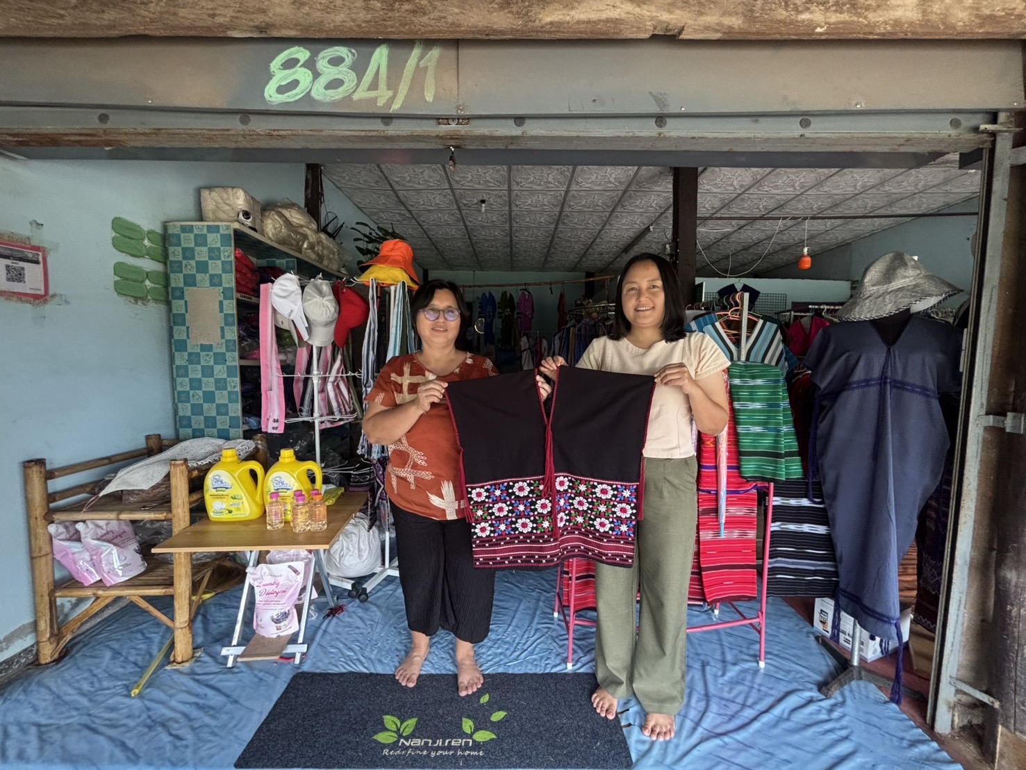 🧵🪡 พช.ขุนยวม ส่งเสริมการเข้าถึงการตลาด กลุ่มทอผ้าบ้านแม่ลาก๊ะ นำสินค้าวางจำหน่ายในร้านค้าเครือข่าย OTOP อำเภอขุนยวม 🪡🧵